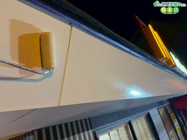 【マクドナルド八代インター店】交換した店舗の軒天井とパラペットを中塗り&上塗り|店舗指定色でぐるっと一周きれいに仕上げました