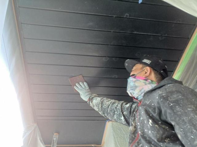 熊本市西区にて経年でシミが出来ていた軒天井塗装工事。おしゃれな大人な黒に塗り替えました。