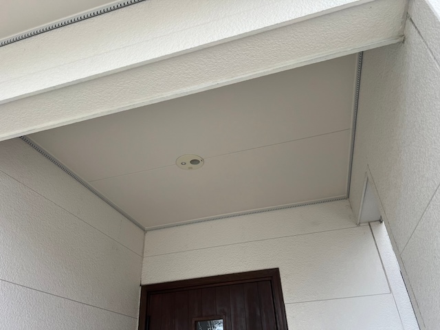 名古屋市守山区にて玄関軒天塗装の実施・外壁塗装時には付帯部の塗装もご検討下さい