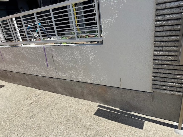 名古屋昭和区にて外構塗装の様子・外壁塗装の際には同時に塗装がおすすめ。ひび割れを補修