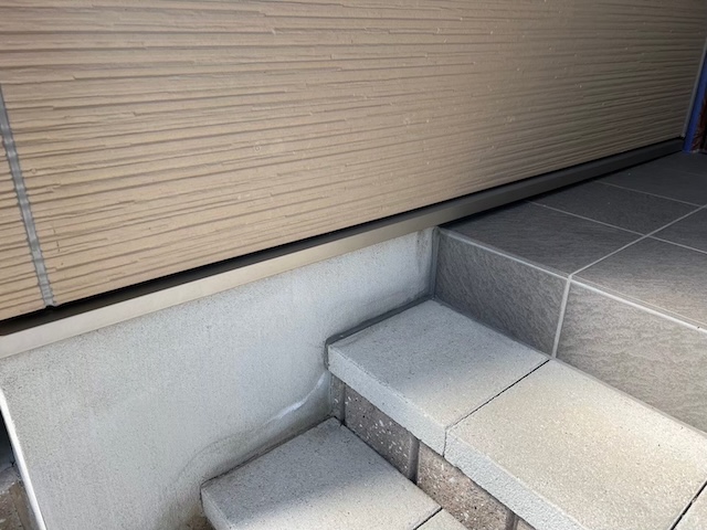 名古屋市名東区で水切り板金の塗装風景・基礎を守るために大切な役割を果たしている箇所です