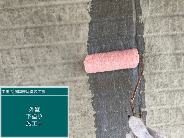 下塗りの施工中に厚みと均一性をコントロール