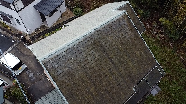 屋根全体の状態確認(変色・汚れの進行)