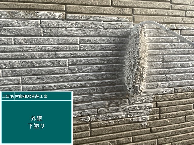 外壁の下塗り作業
