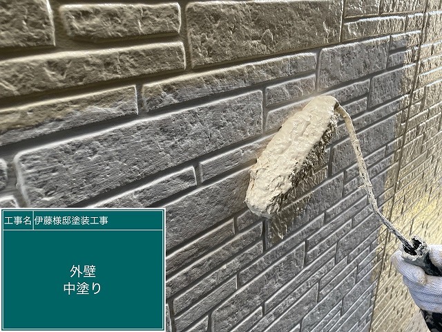 外壁の中塗り作業