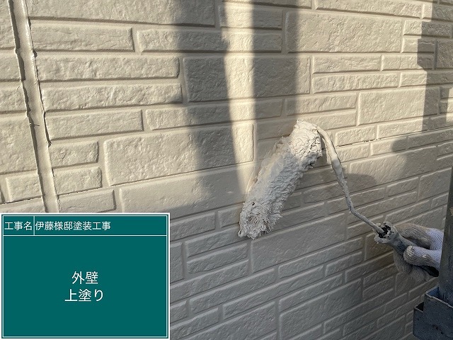 外壁の上塗り作業