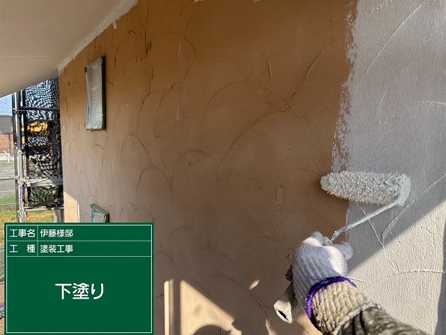 外壁の下塗り作業