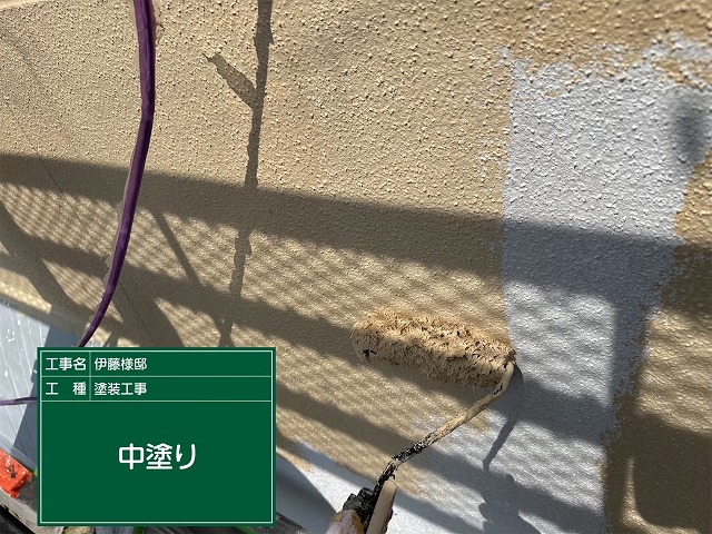 外壁の中塗り作業