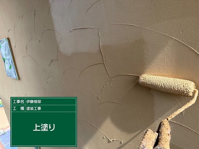 外壁の上塗り作業
