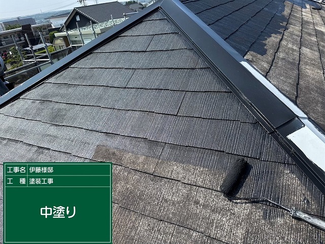 屋根の中塗り作業