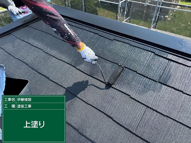 屋根の上塗り作業