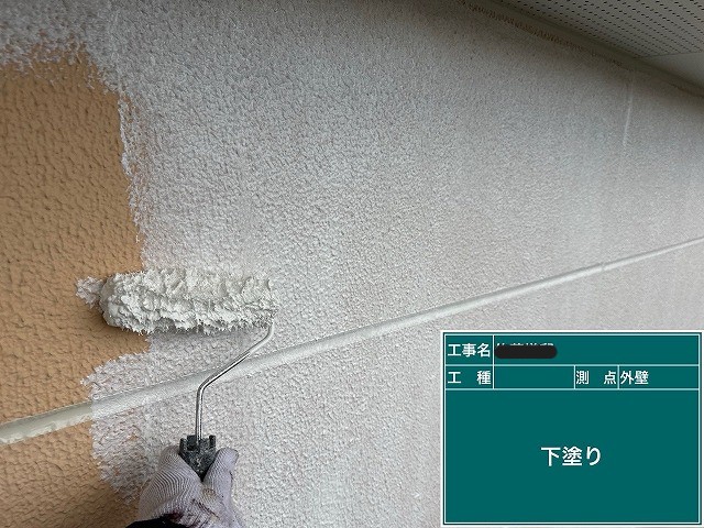 外壁下塗りで吸い込みを整える