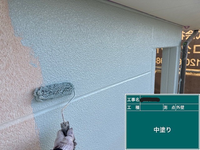 中塗りで塗膜に厚みを持たせる