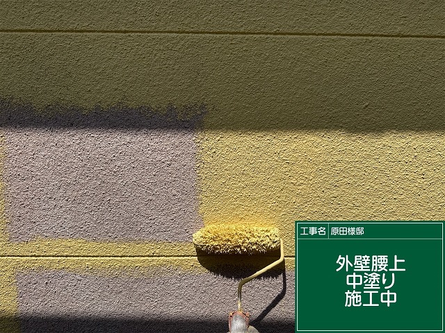 外壁の中塗り作業