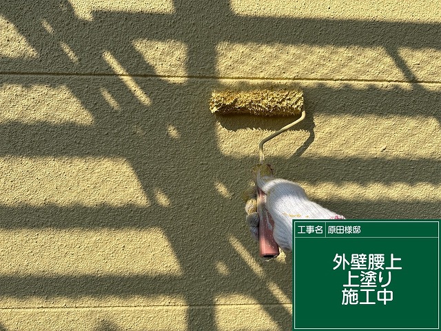 外壁の上塗り作業
