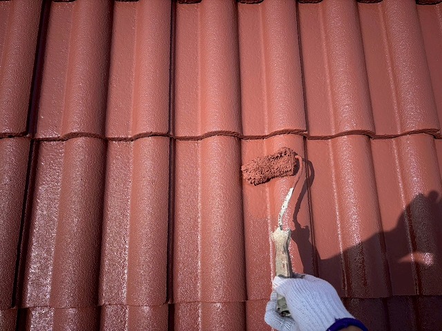 上塗りで塗膜を整え、均一な仕上がりへ