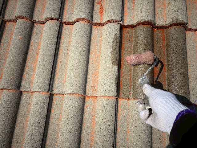 下塗り1回目で吸い込みを抑え、密着の土台を形成