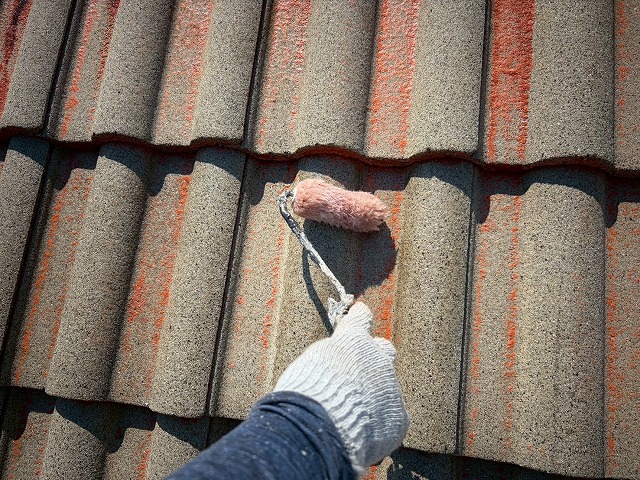 下塗り2回目で塗膜を厚くし、ムラを抑える