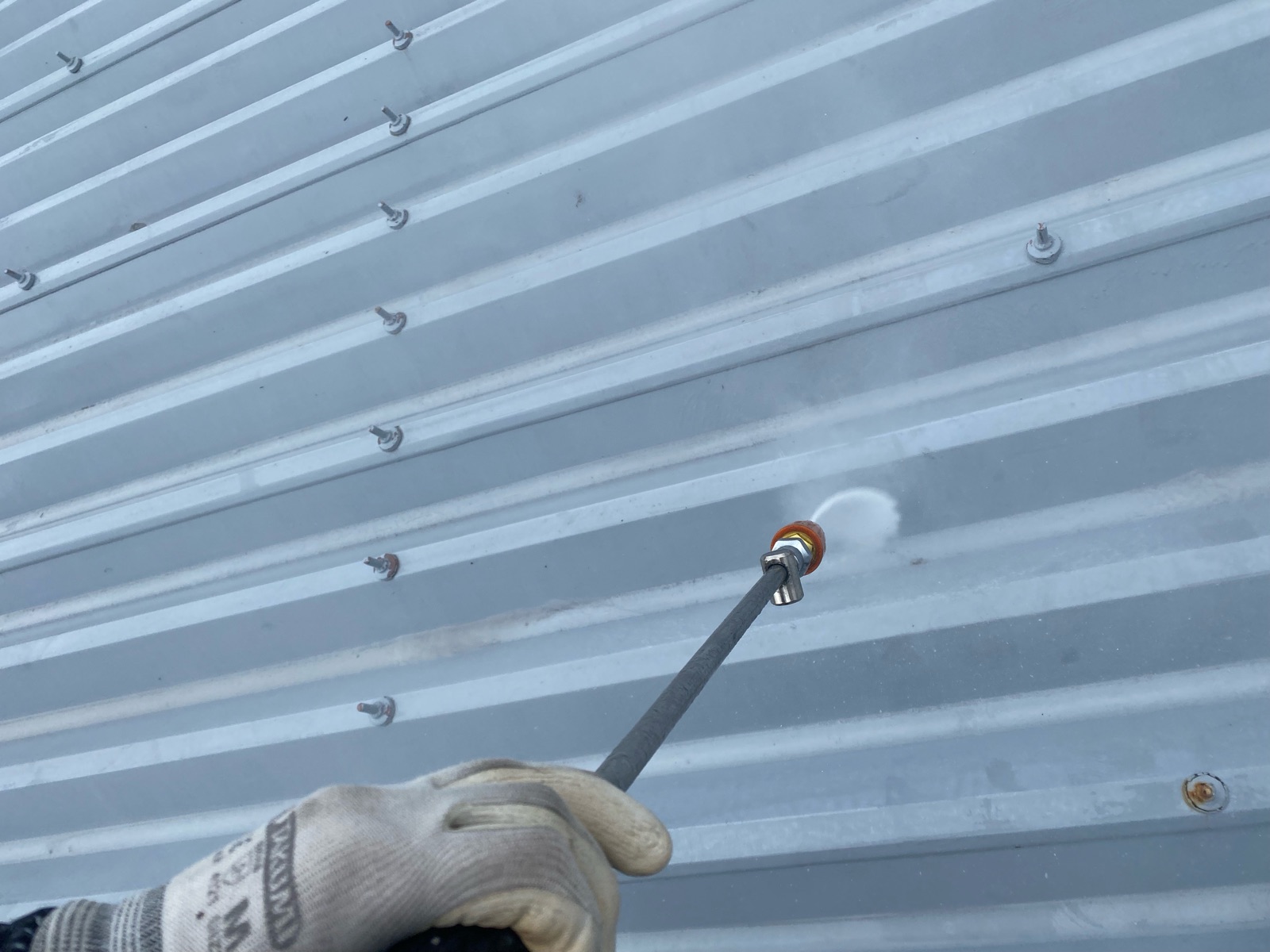 常滑市で潮風で錆びついてしまった折半屋根を塗り替えしました！