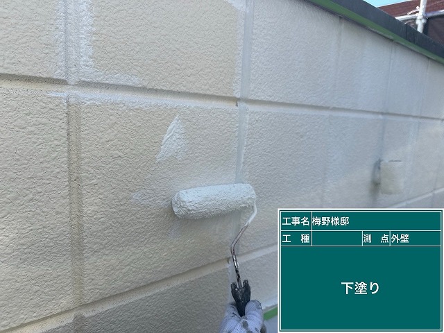 外壁の下塗り（密着性の確保）
