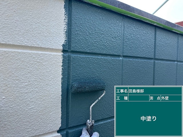 外壁の中塗り（色と厚みの形成）