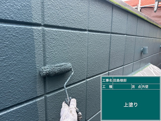 外壁の上塗り（仕上げと均一化）
