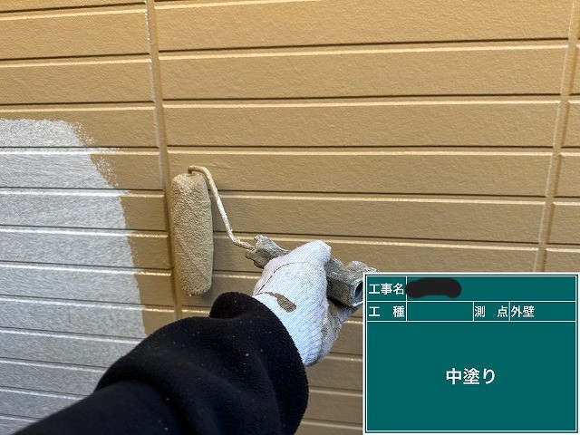 中塗りで膜厚を確保し色味を整える