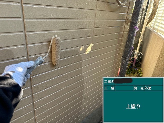 上塗りで耐候性と美観を仕上げる