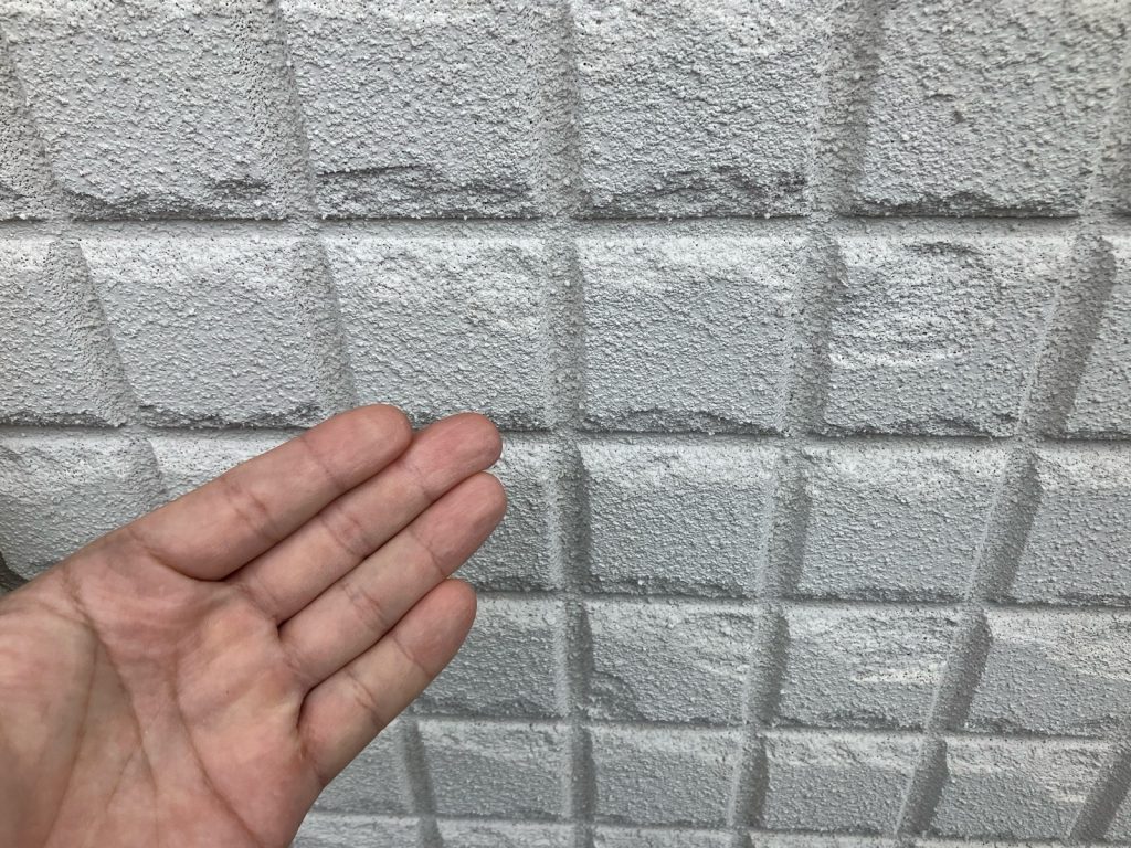 外壁の白い粉確認