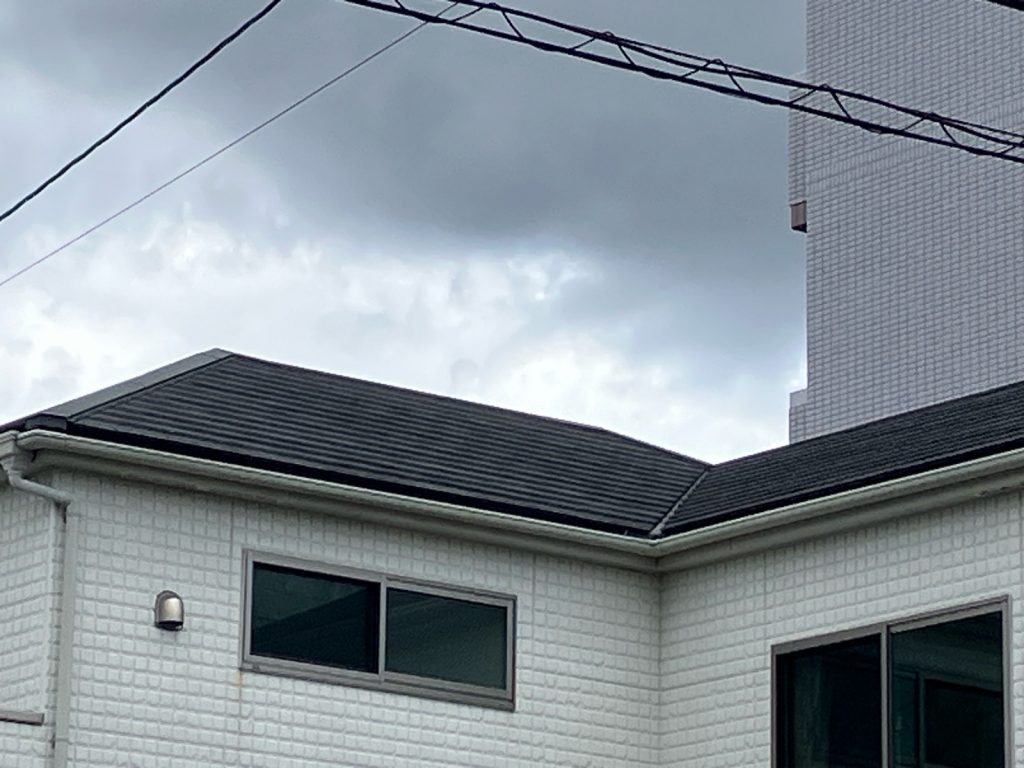 住宅全景と屋根調査