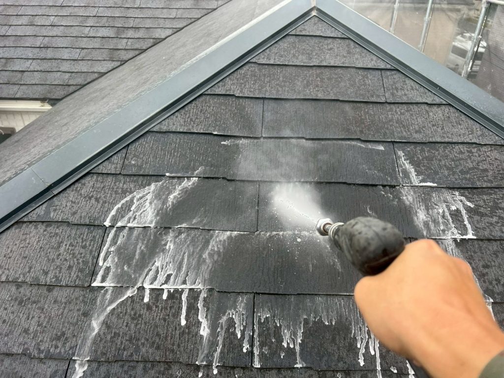 屋根の高圧洗浄作業