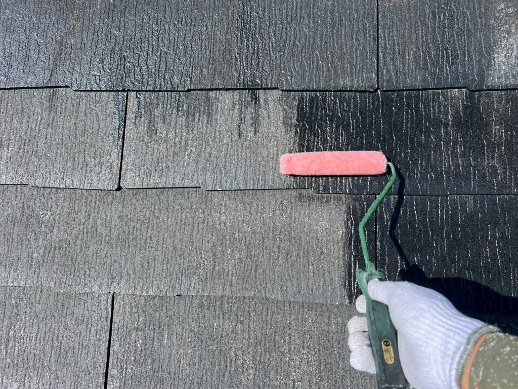 屋根の下塗り作業