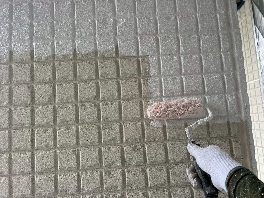 外壁の下塗り作業
