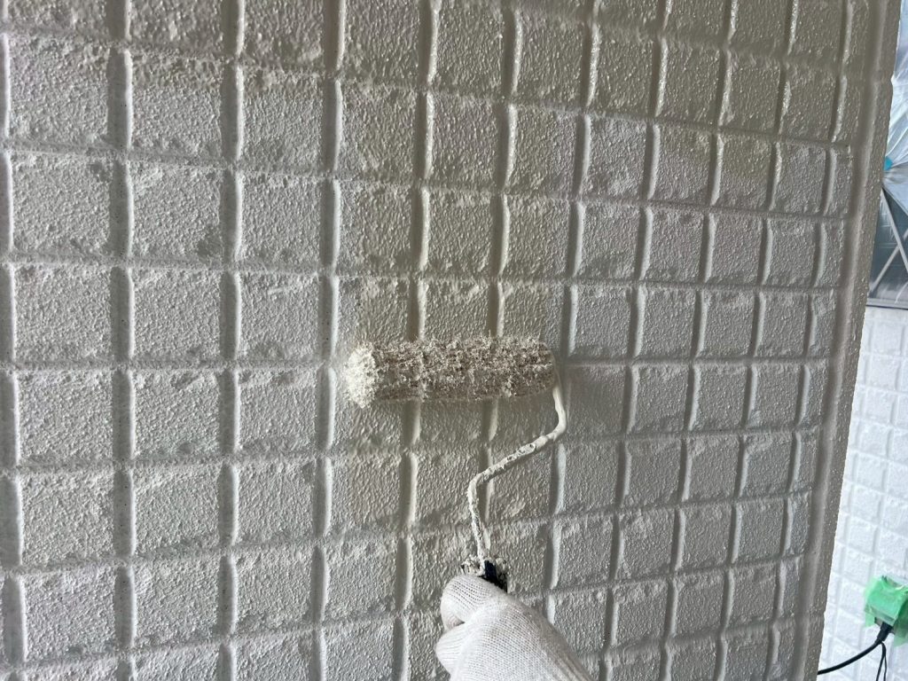 外壁の中塗り作業