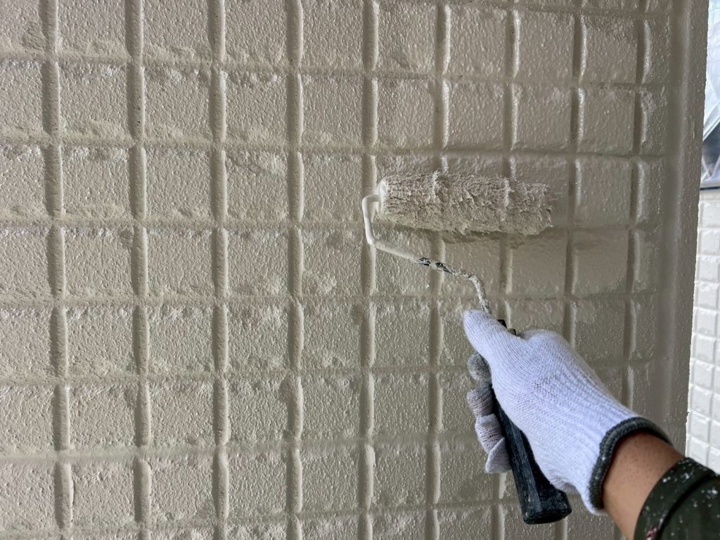 外壁の上塗り作業