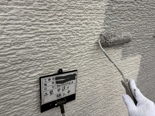 中塗りで塗膜厚をつくり、表面を整える