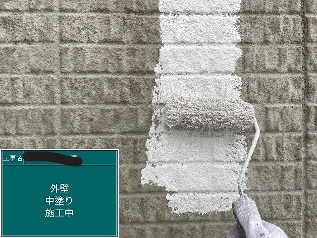 中塗り:仕上げ塗料の性能を出すための一層
