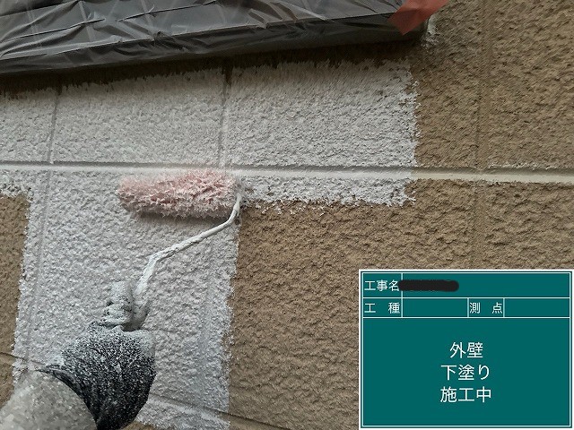 下塗りで膜厚の土台を形成