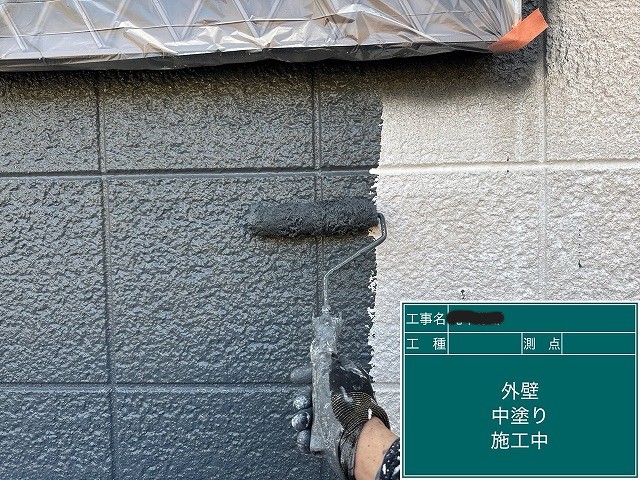 中塗りで色と保護性能を乗せる