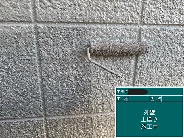 上塗りで外観を整え、4回塗り仕様を完了へ