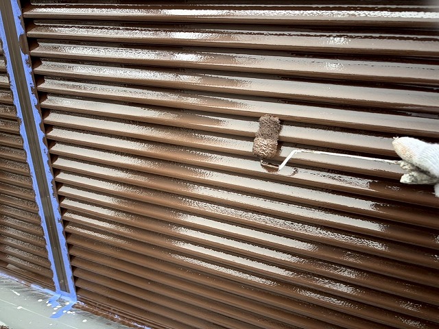 雨戸の上塗り（最終仕上げ）