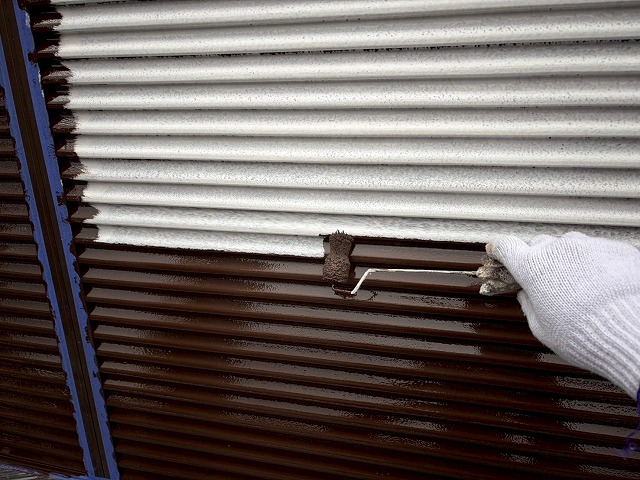雨戸の中塗り（膜厚をつくり色を整える）