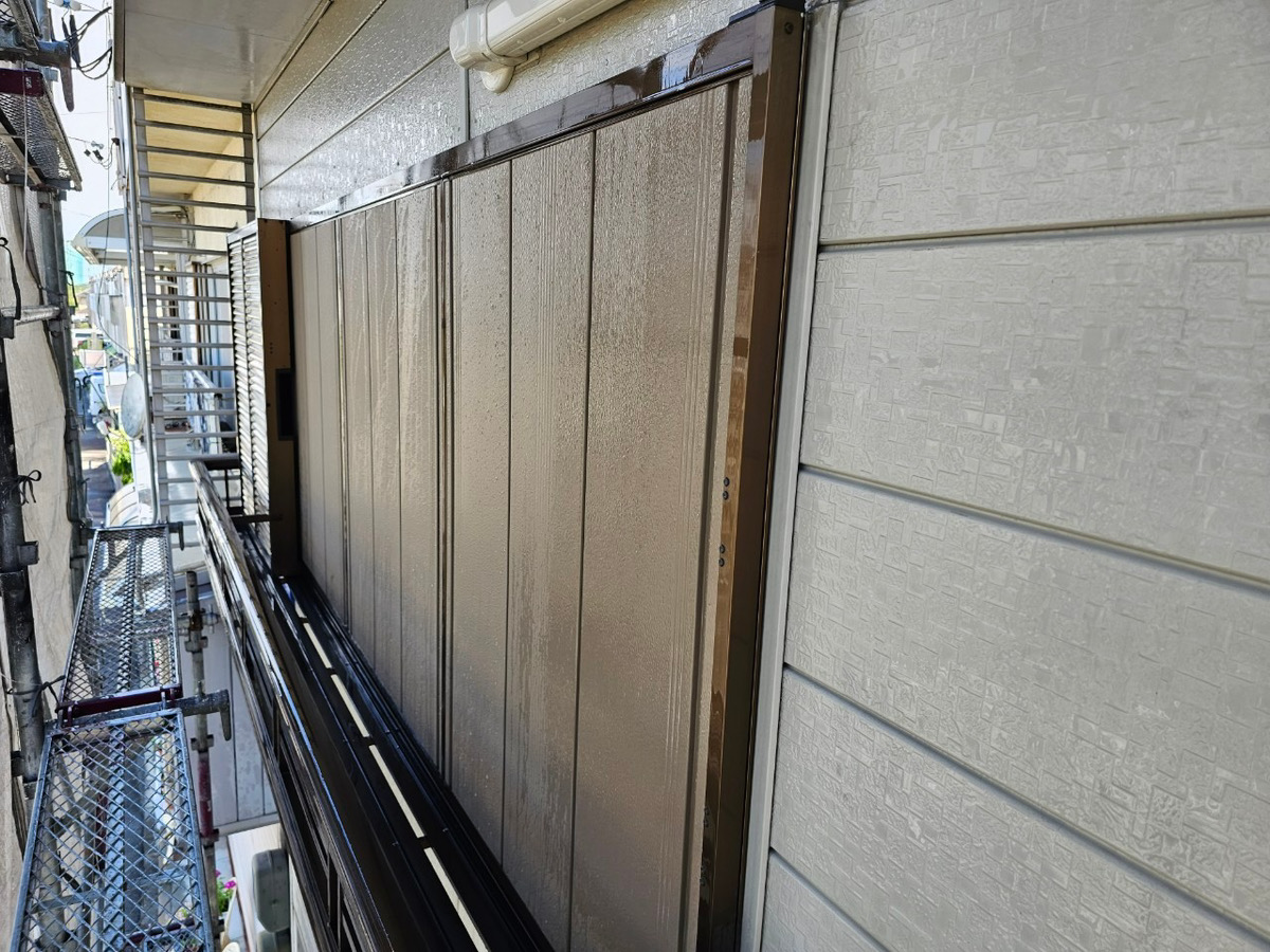 長久手市で旧塗膜がチョーキングしてしまった雨戸を下地処理して塗りました！