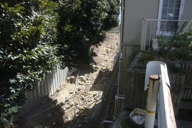 現場横は崖