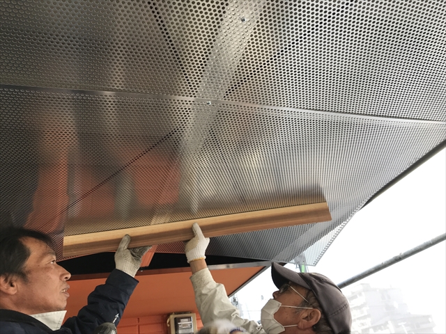 高槻市ALC３階建てマンションで鳥除けのパンチングボードを貼っています。