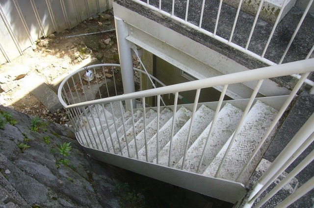 屋外　螺旋階段