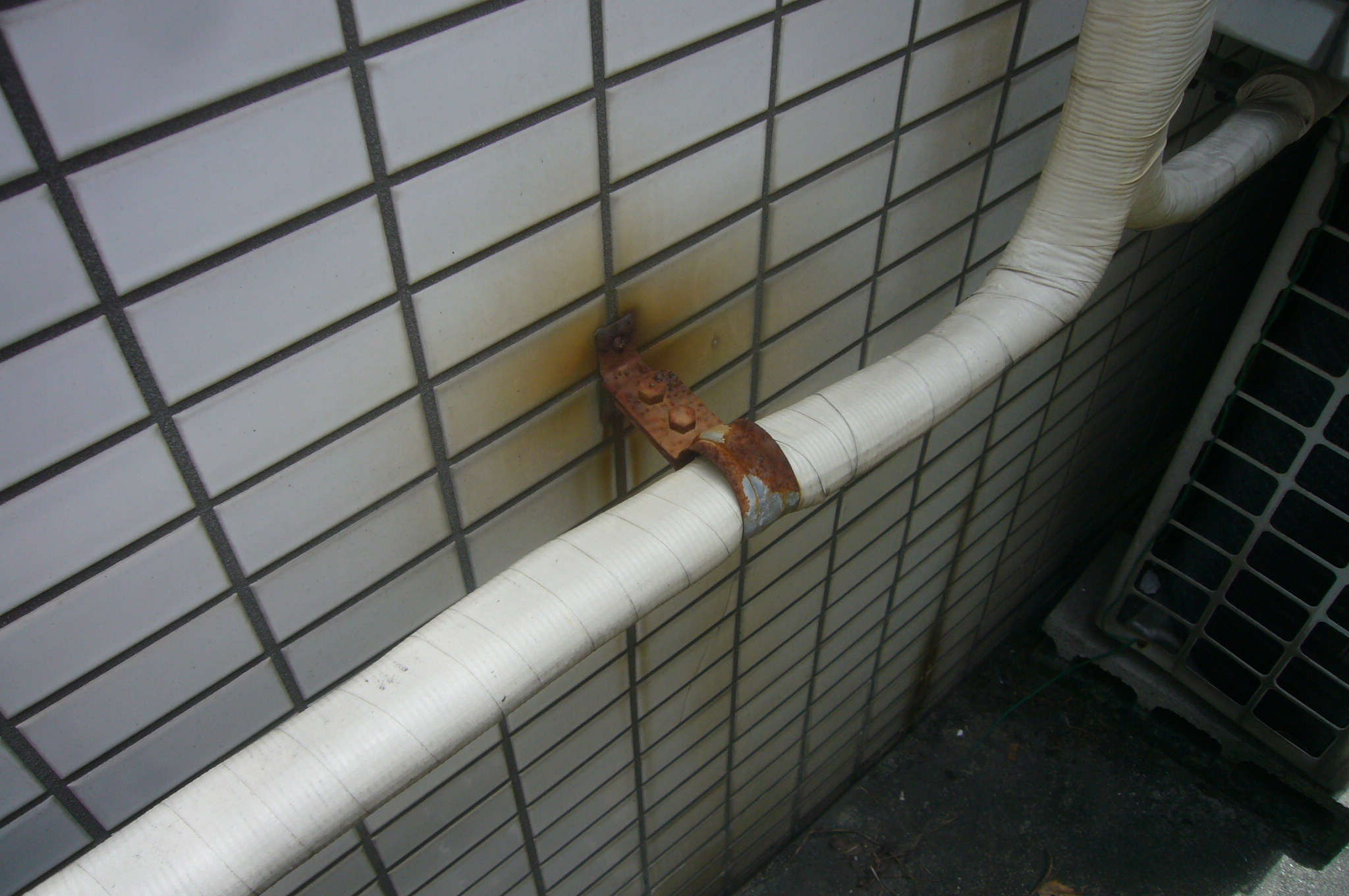 配線取り付け金具