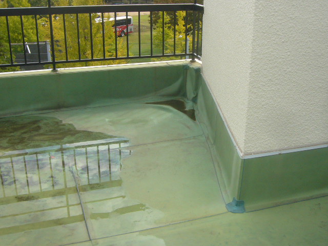 高槻市でＯＢの方から雨漏りの連絡を頂き屋上の防水工事を行っています。