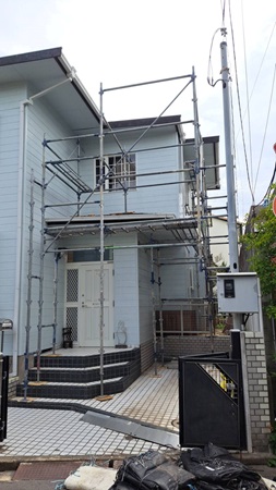 大阪市東成区にて玄関上屋根の雨漏り補修をおこないました パート①