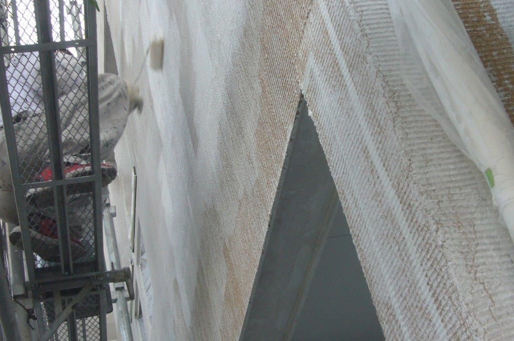 豊中市の２階建て住宅で下塗りを行いましたが雨に降られてしまいました・・・